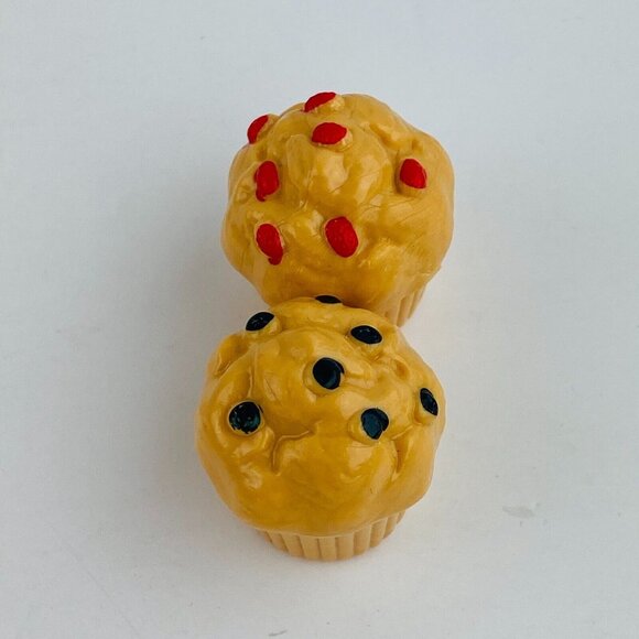 Unbranded Toy Cupcakes Set of 2 Chocolate Chip & Strawberry Pretend Play Food - Picture 3 of 4
